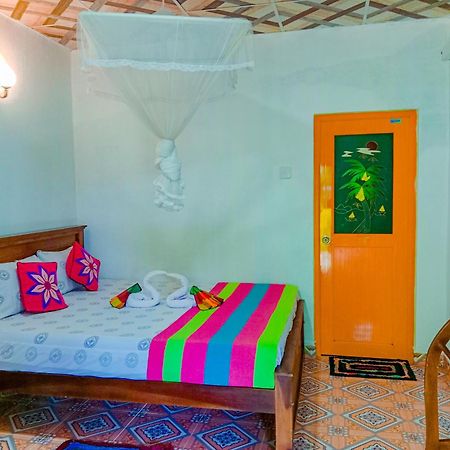 Chanaka Holiday Inn Сігірія Екстер'єр фото