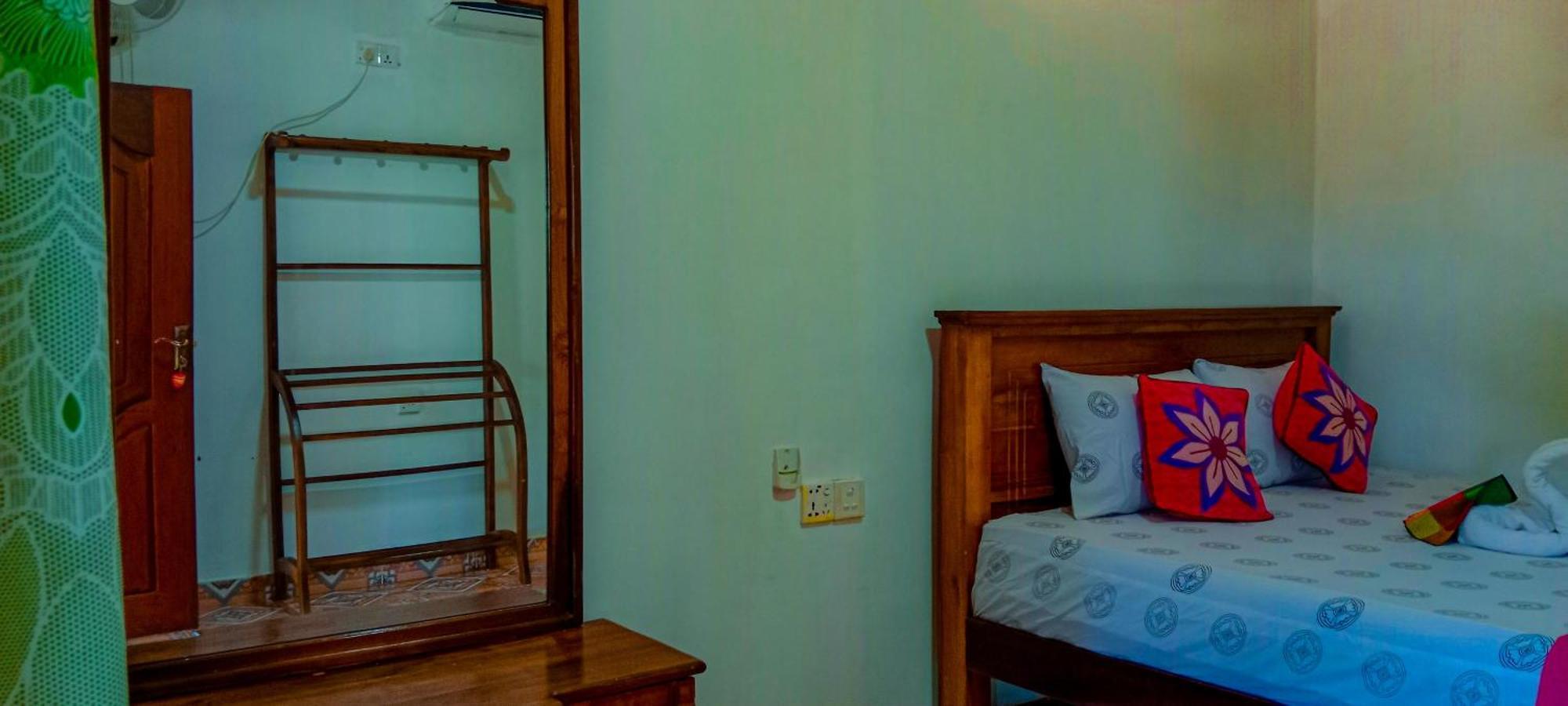 Chanaka Holiday Inn Сігірія Екстер'єр фото