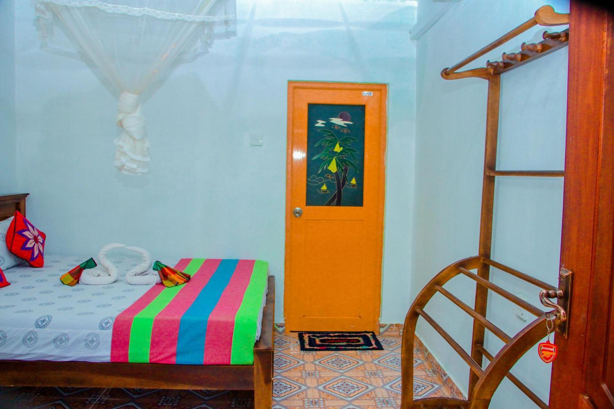 Chanaka Holiday Inn Сігірія Екстер'єр фото