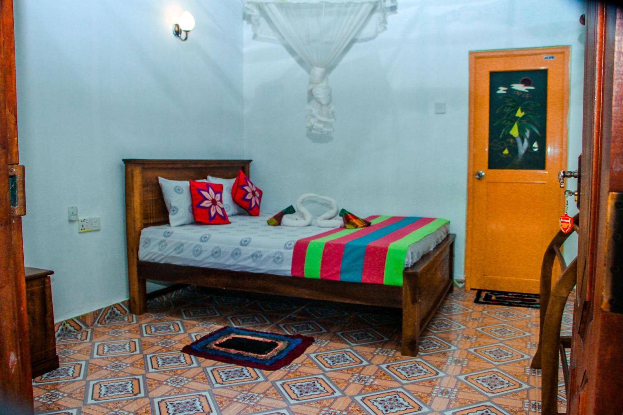 Chanaka Holiday Inn Сігірія Екстер'єр фото